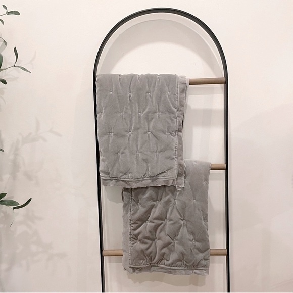 Pottery Barn Velvet Tufted
Quilted Euro 2/Shams  Dark Smoke Gray - Picture 9 of 12